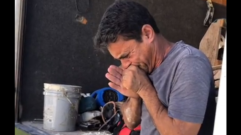 Άνδρας μιμείται κλάμα μωρού