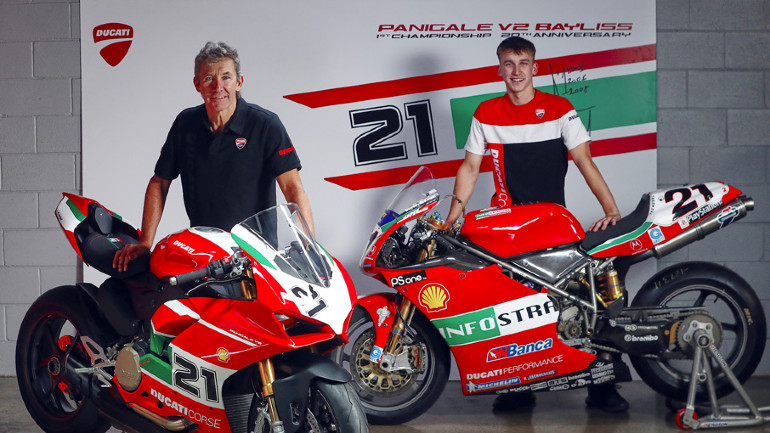 Ο Troy Bayliss παρέα με τον γιο του Oli Bayliss.