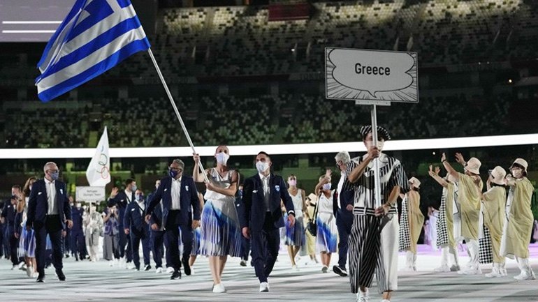 Τελετή Έναρξης Ολυμπιακών αγώνων: Η είσοδος της ελληνικής αποστολής με σημαιοφόρους τους Πετρούνια και Κορακάκη