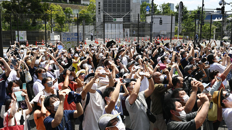 Κάτοικοι του Τόκιο γύρω από το Ολυμπιακό Στάδιο πριν από την Τελετή Έναρξης