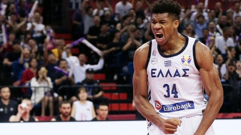 Η FIBA ψηφίζει Αντετοκούνμπο για σημαιοφόρο της Ελλάδας στους επόμενους Ολυμπιακούς Αγώνες