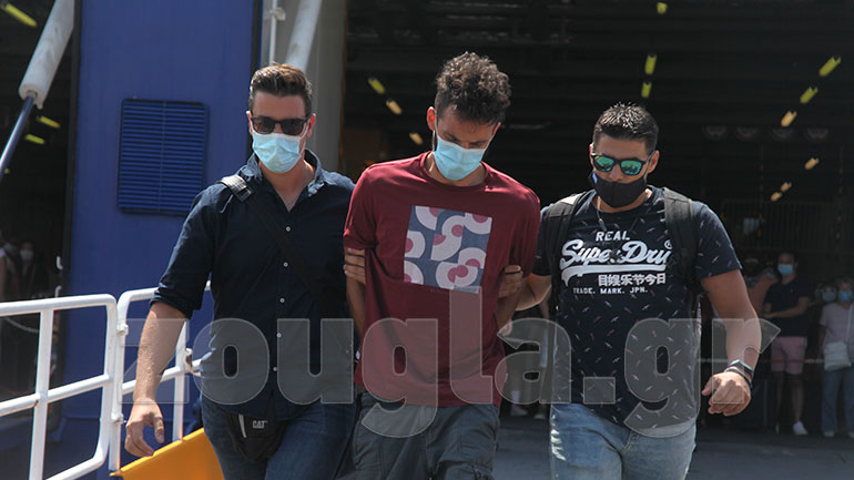 Στο λιμάνι του Πειραιά ο δολοφόνος της Γαρυφαλλιάς