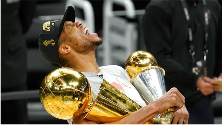 Ο Γιάννης με τον τίτλο του πρωταθλητή και αυτόν του MVP των τελικών