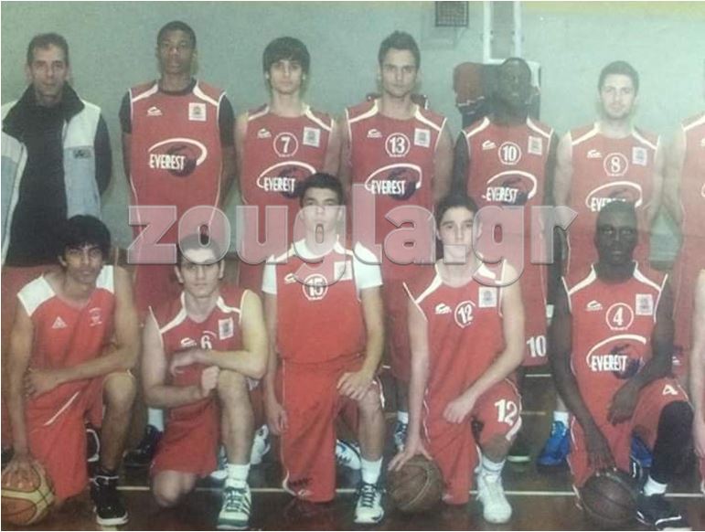 Ο Γιάννης Αντετοκούνμπο (πάνω αριστερά) και ο Αντώνης Λώκος (τρίτος από τους καθήμενους) με τη φανέλα του Φιλαθλητικού