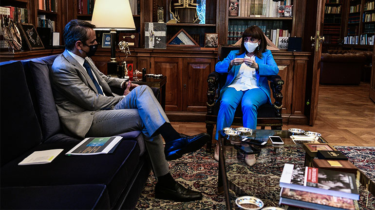 Το Σύνταγμα επικαλείται τώρα ο Μητσοτάκης για τους εμβολιασμούς