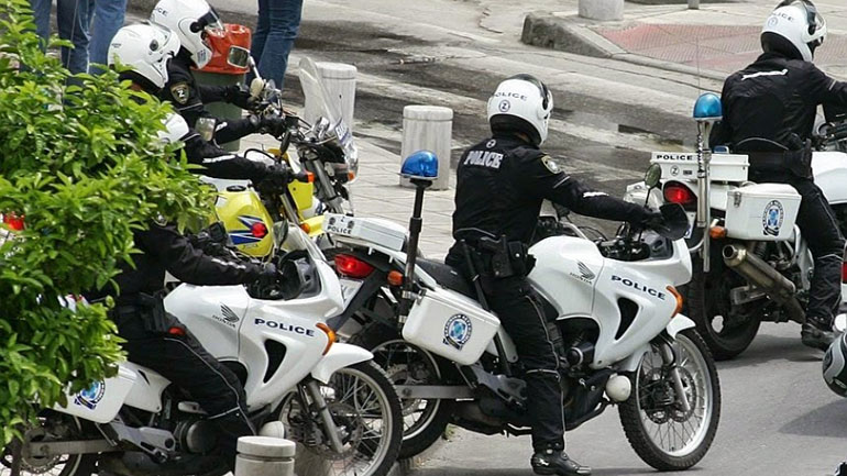 Θεσσαλονίκη: Αστυνομικοί της ομάδας “Ζ” έσωσαν γυναίκα που απειλούσε να πέσει στο κενό