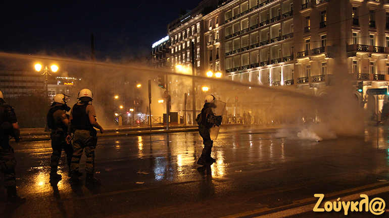 Σύνταγμα: Ένταση και χημικά στην πορεία εναντίον των υποχρεωτικών εμβολιασμών