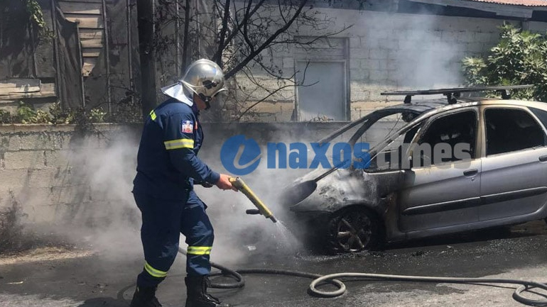 Νάξος: Ολοσχερώς κάηκε αυτοκίνητο από φωτιά που ξέσπασε ενώ ήταν εν κινήσει