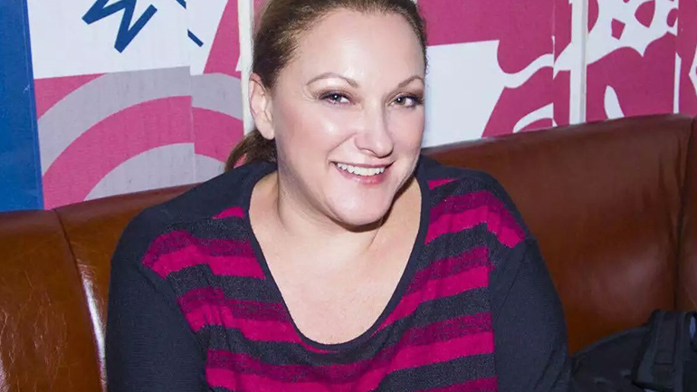 Ρένια Λουιζίδου: «Ούτε εμείς κάναμε το εμβόλιο γλεντώντας…»