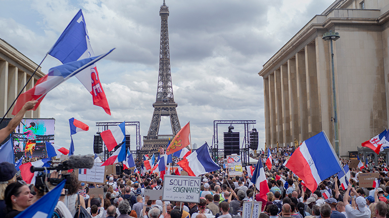 Γαλλία: Χιλιάδες άνθρωποι διαδήλωσαν κατά των περιορισμών για τον Covid-19