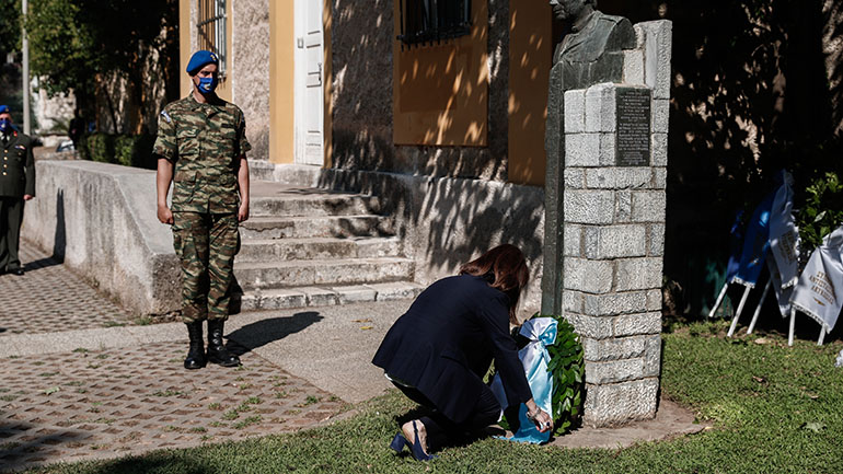 Η Κ. Σακελλαροπούλου κατέθεσε στεφάνι στο πρώην ΕΑΤ-ΕΣΑ για την 47η επέτειο από την πτώση της Χούντας