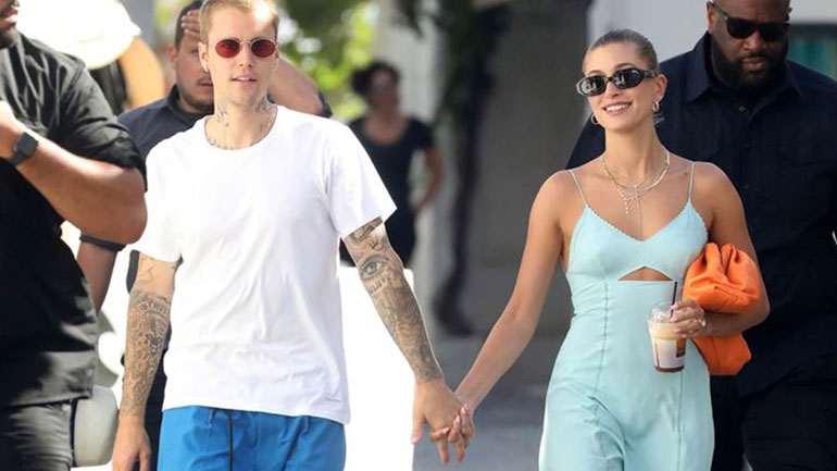 Ξέρουμε που θα βρείτε το φόρεμα και την τσάντα που φόρεσε η Hailey Bieber στη Μύκονο