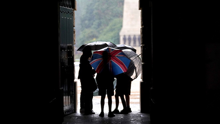 Καταρρακτώδεις βροχές και πλημμυρισμένα πεζοδρόμια στο Λονδίνο
