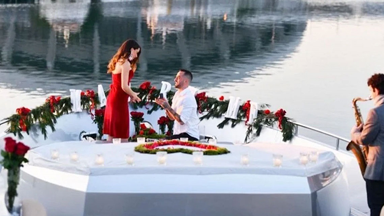 Ο Άρης Σοϊλέδης δημοσίευσε φωτογραφίες από τη ρομαντική πρόταση γάμου στη Μαρία Αντωνά