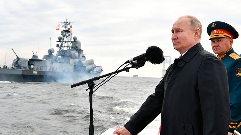 Ο Πούτιν εκθειάζει τον ρωσικό στόλο που «είναι ικανός να καταστρέψει οποιονδήποτε στόχο»