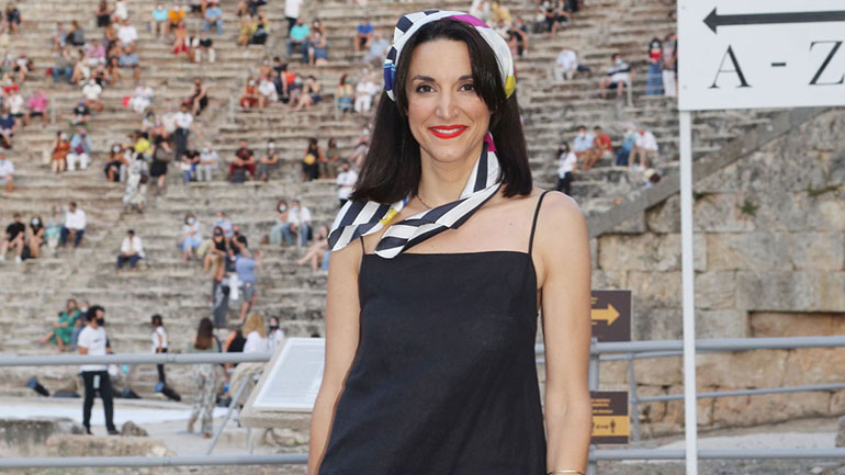 French chic: Η κομψή εμφάνιση της Κατερίνας Ευαγγελάτου στην Επίδαυρο