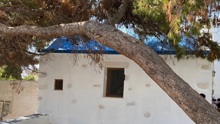 Τραγελαφικό: Πιστή άρπαξε από τον παπά και έσκισε την εγκύκλιο της Ιεράς Συνόδου υπέρ του εμβολίου Τραγελαφικό: Πιστή άρπαξε από τον παπά και έσκισε την εγκύκλιο της Ιεράς Συνόδου υπέρ του εμβολίου