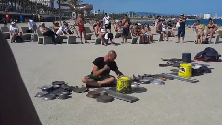 Πλανόδιος μουσικός παίζει live ηλεκτρονική μουσική