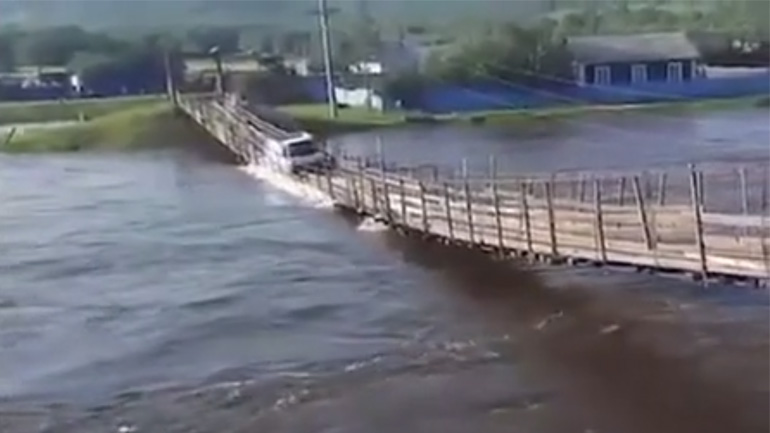 Γέφυρα καταρρέει καθώς περνάει ένα φορτηγό