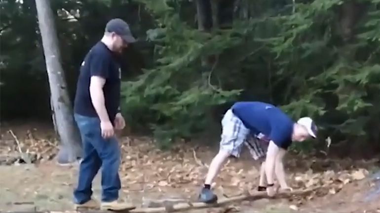 Άνδρες σπάνε ένα κλαδί