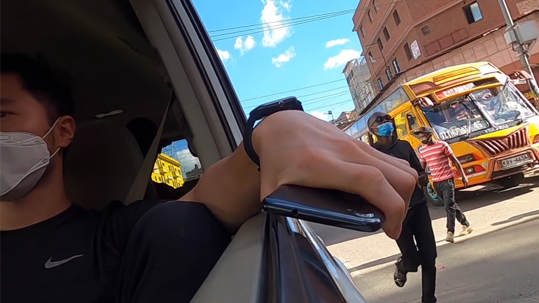 Νεαρός τρολάρει κλέφτες 