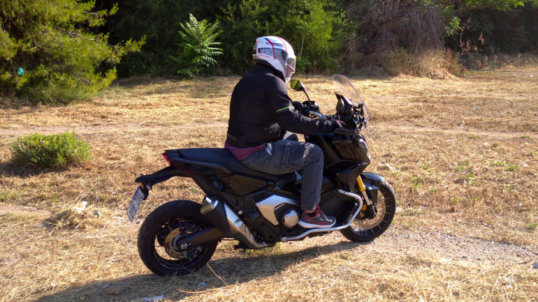 Έχει και ήπιες δυνατότητες για κίνηση στο χώμα που για να μη σε σταματάει τίποτα!