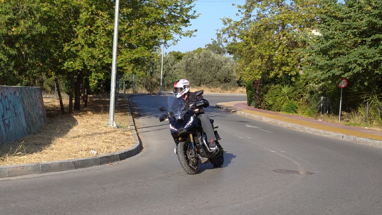 Οι αναρτήσεις είναι ρυθμισμένες για καλή συμπεριφορά στο δρόμο χωρίς να θυσιαστεί η άνεση.