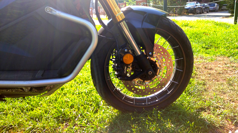 Δυνατά και σίγουρα φρένα με εξαιρετική αίσθηση στις μανέτες.