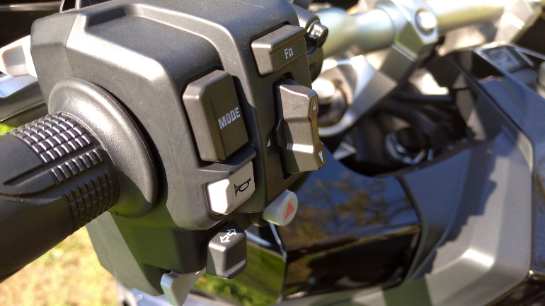 Από το αριστερό grip γίνεται ο έλεγχος των συστημάτων της μοτοσικλέτας.