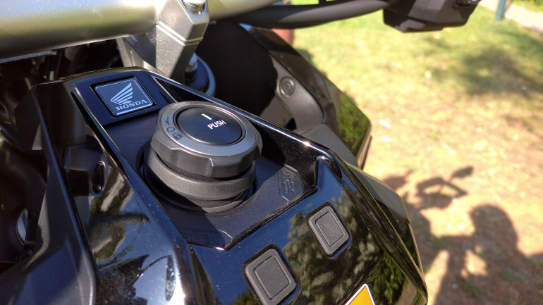 Ο κεντρικός διακόπτης δεν απαιτεί κλειδί για εκκίνηση και κλείδωμα τιμονιού.