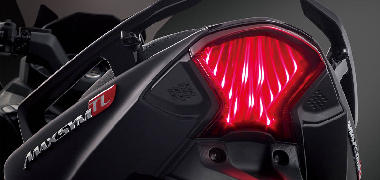 Το χαρακτηριστικό 3D γραφικό στο πίσω φωτιστικό σώμα πετάει... φλόγες!