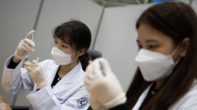 Ξεκινά ο εμβολιασμός των πολιτών 55-59 ετών στη Νότια Κορέα εν μέσω του 4ου κύματος