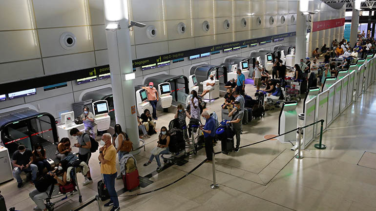 Οι ΗΠΑ θα διατηρήσουν τους περιορισμούς στα διεθνή ταξίδια Οι ΗΠΑ θα διατηρήσουν τους περιορισμούς στα διεθνή ταξίδια