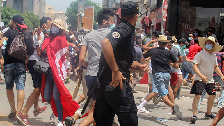 Ο προέδρος της Τυνησίας κλείνει το Κοινοβούλιο και αποπέμπει τον πρωθυπουργό