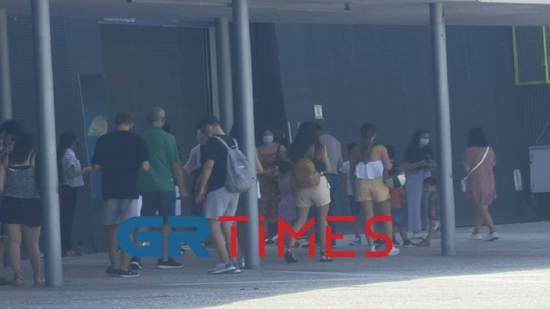 Θεσσαλονίκη: Στην ουρά για rapid test πριν φύγουν για διακοπές