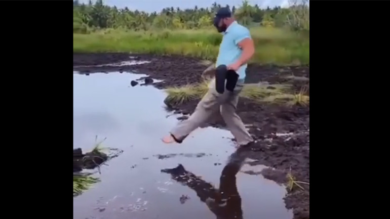Θα βγάλουμε τα παπούτσια μας, να μην τα λερώσουμε