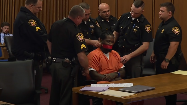 Φίμωσαν τον κατηγορούμενο με ταινία επειδή δεν σταματούσε να μιλάει