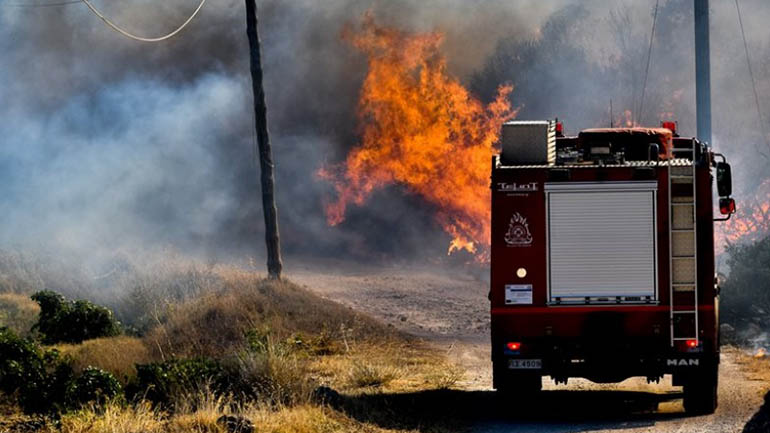 Κρήτη: Μεγάλη φωτιά στον Άστρικα Κολυμβαρίου του Δήμου Πλατανιά