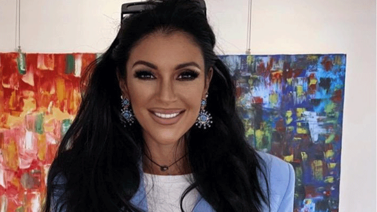 Ποια Ελληνίδα ζωγράφος ετοιμάζει βαλίτσες για Ελβετία