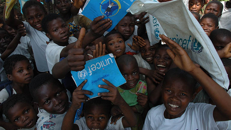 Η Unicef κάνει έκκληση να ξανανοίξουν τα σχολεία χωρίς να περιμένουμε τα εμβόλια κατά της Covid-19