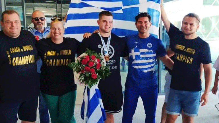 Θερμή υποδοχή επιφύλαξαν συγγενείς και φίλοι στον «χάλκινο» Παγκόσμιο πρωταθλητή της Πάλης Ραφαήλ Γκίρνη