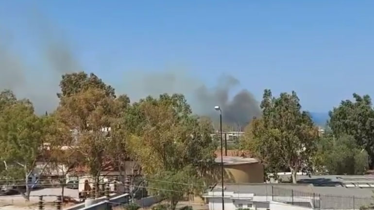 Φωτιά κοντά στο παλιό αεροδρόμιο του Ελληνικού Φωτιά κοντά στο παλιό αεροδρόμιο του Ελληνικού