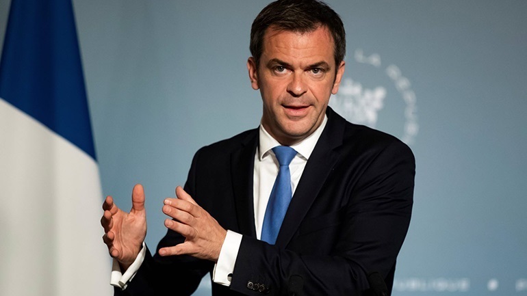 Γαλλία: Ο υπουργός Υγείας εμβολίασε μπροστά στις κάμερες την υφυπουργό Οικονομικών