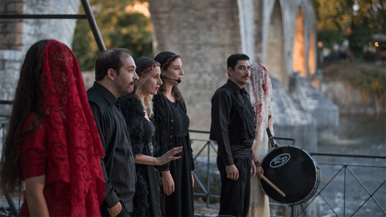 «Το Γεφύρι της Άρτας» και οι Λυγερές του Κάτω Κόσμου στο Ανοιχτό Θέατρο Κολωνού