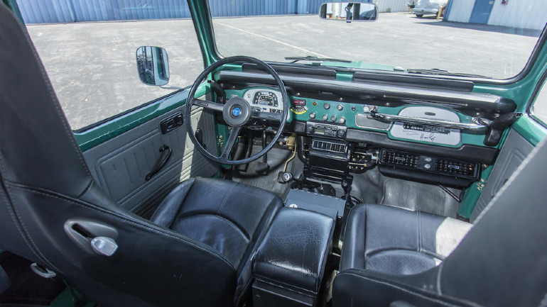 Το εσωτερικό έχει μείνει σχεδόν γνήσιο εκτός από τα καθίσματα που είναι από κάποια παλιά Porsche.