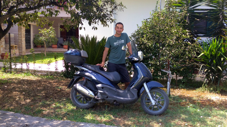 Τώρα κινείται με ένα Beverly 300, αλλά βγάζει και το Yamaha XT του.