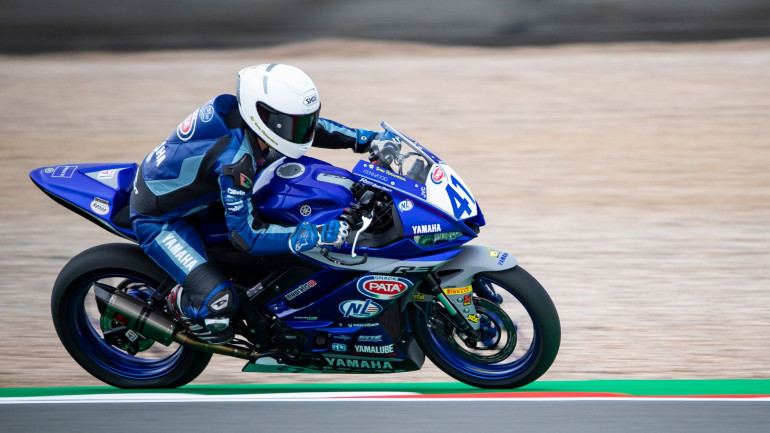 Η αντιαθλητική οδήγηση των αντιπάλων του κάνει τη ζωή δύσκολη στον νεαρό αναβάτη.