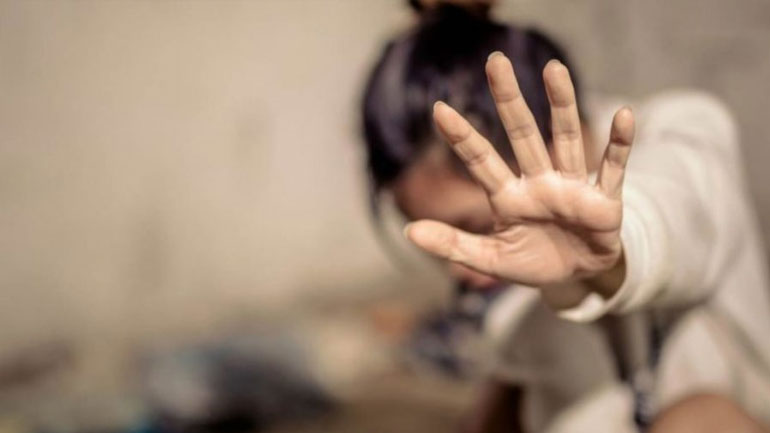 Κάτω Σαμικό: Έβριζε και έφτυνε τη φίλη του μπροστά στον κόσμo