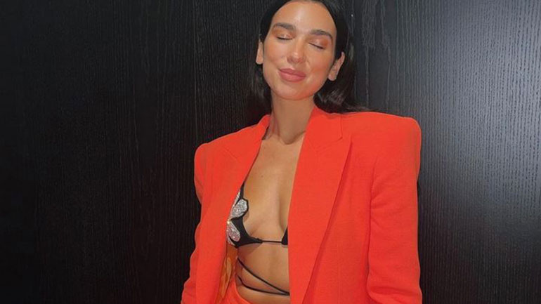 Η Dua Lipa μας δείχνει πώς να κάνουμε ένα sexy look φορώντας κοστούμι