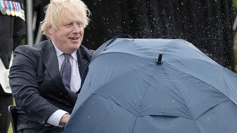Βρετανία: Η “μάχη” του Μπόρις Τζόνσον με μια ομπρέλα προκάλεσε ευθυμία στον πρίγκιπα Κάρολο
